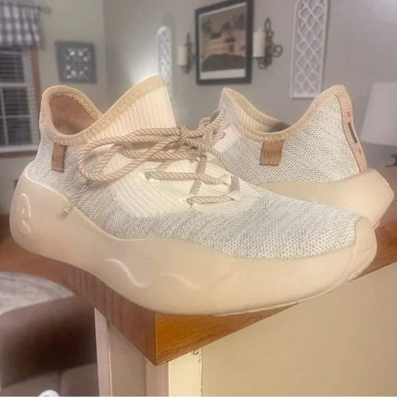 UIN Cream and Gray Sneakers - Picture 4 of 9